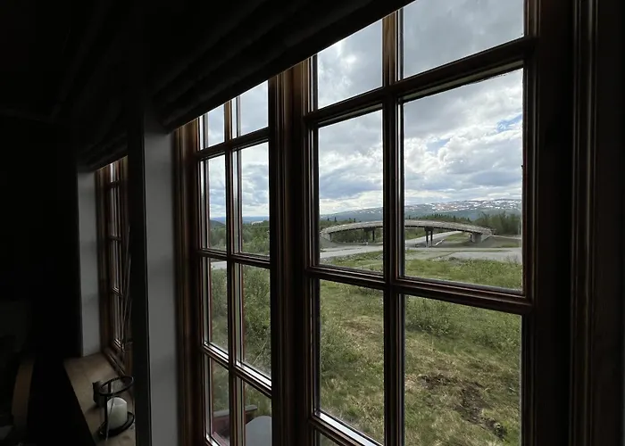 Charming 3-bedroom With Great Views! *