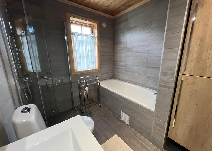 Charming 3-bedroom With Great Views! *